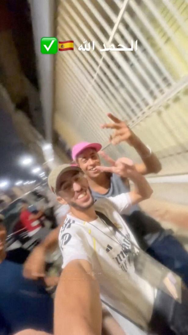 Junge Männer filmen sich nach ihrer Ankunft in Ceuta und teilten das Video online.