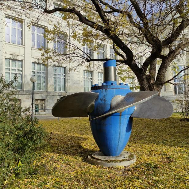 Kaplan-Turbine vor dem Technischen Museum Wien.