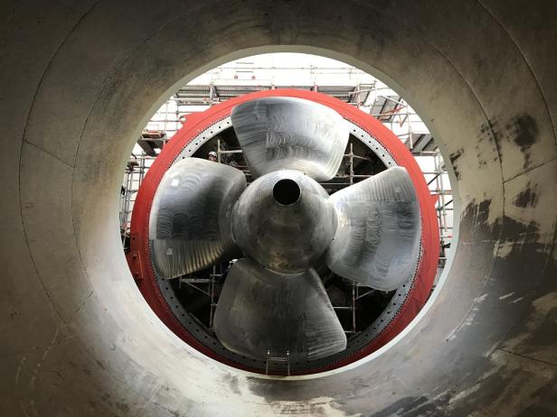Wartung einer Kaplan-Turbine in einem Flusskraftwerk: Die heutigen Exemplare sind riesig.