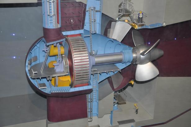 Kaplan-Turbinen können auf unterschiedliche Art verbaut werden. Hier ein Modell einer Rohrturbine, wie sie im Flusskraftwerk Freudenau eingesetzt wird.
