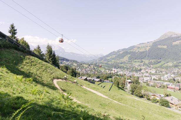 Berge und eine Seilbahn 