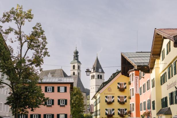 Bunte Häuser und Kirchtürme in Kitzbühel.