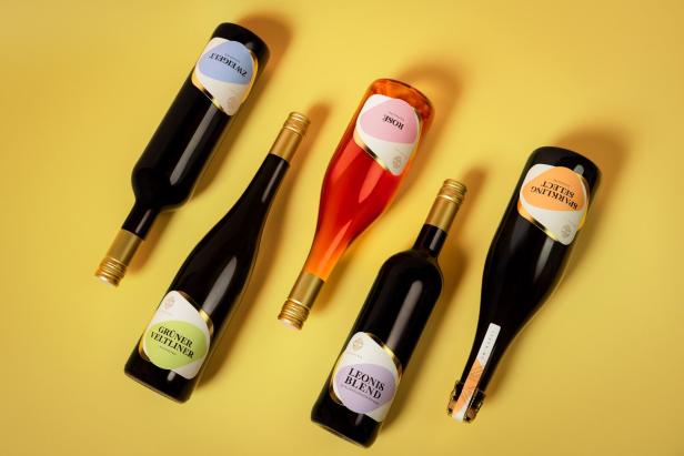 Fünf Flaschen alkoholfreier Wein und Sekt der Marke Zeronimo sind auf einem gelben Hintergrund angeordnet.