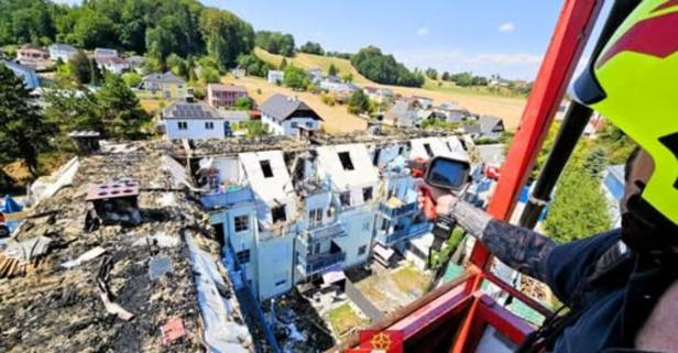 Das komplette Dach der Wohnhausanlage wurde vom Feuer zerstört. 