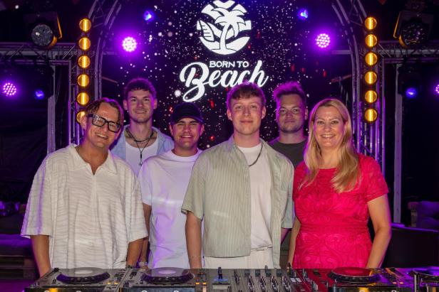 Gewinner und Jurymitglieder der DJ-Kategorie der Song Challenge vor einer „Born to Beach“-Bühne.