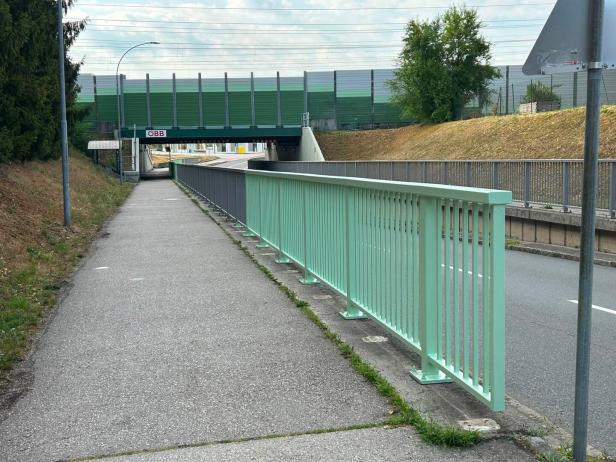 Sicherheitsgeländer bei der Unterführung Mauer in neuer Farbe 