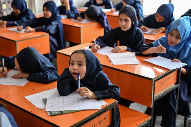 TOPSHOT-AFGHANISTAN-WOMEN-EDUCATION