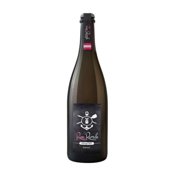 Eine Flasche Rosé Rurale von Christoph Hoch mit einem dunklen Etikett, das einen Anker und ein Paddel zeigt.