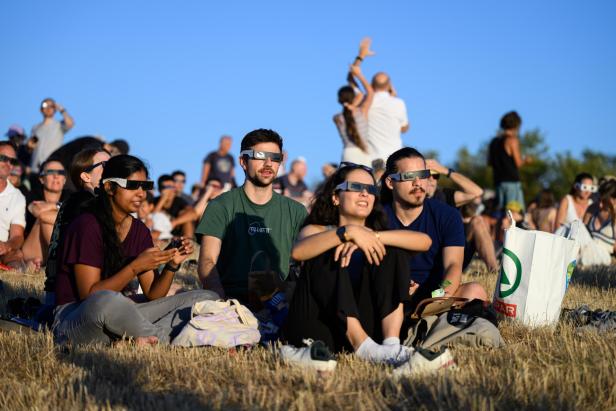 PARTIELLE SONNENFINSTERNIS ÜBER WIEN Schaulustige in Wien