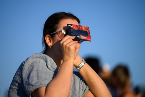 PARTIELLE SONNENFINSTERNIS ÜBER WIEN Schaulustige in Wien