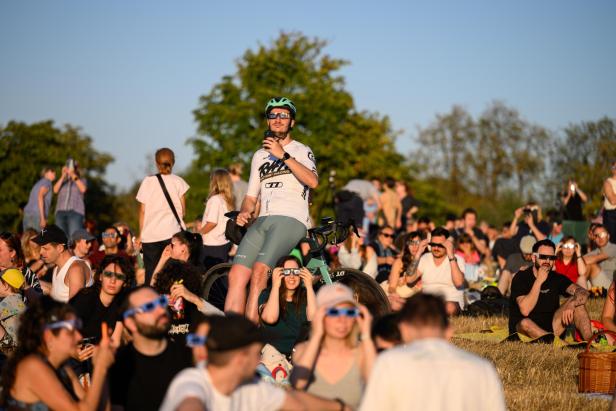 PARTIELLE SONNENFINSTERNIS ÜBER WIEN Schaulustige in Wien