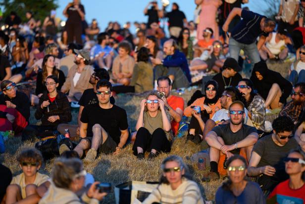 PARTIELLE SONNENFINSTERNIS ÜBER WIEN PARTIELLE SONNENFINSTERNIS ÜBER WIEN