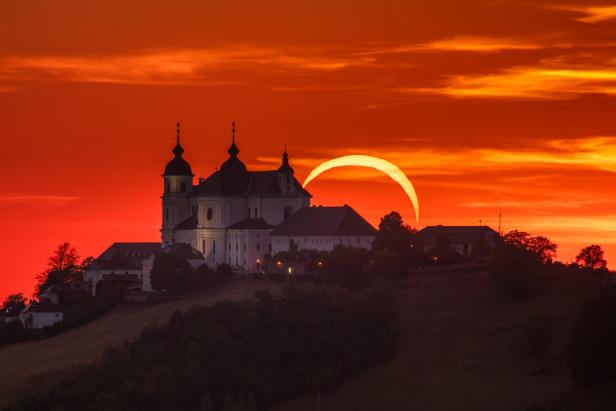 Der Sonntagberg mit Sonnenfinsternis im Hintergrund