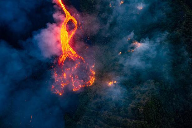 TOPSHOT-ITALY-ETNA-VOLCANO-ERUPTION