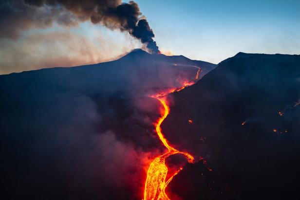 TOPSHOT-ITALY-ETNA-VOLCANO-ERUPTION