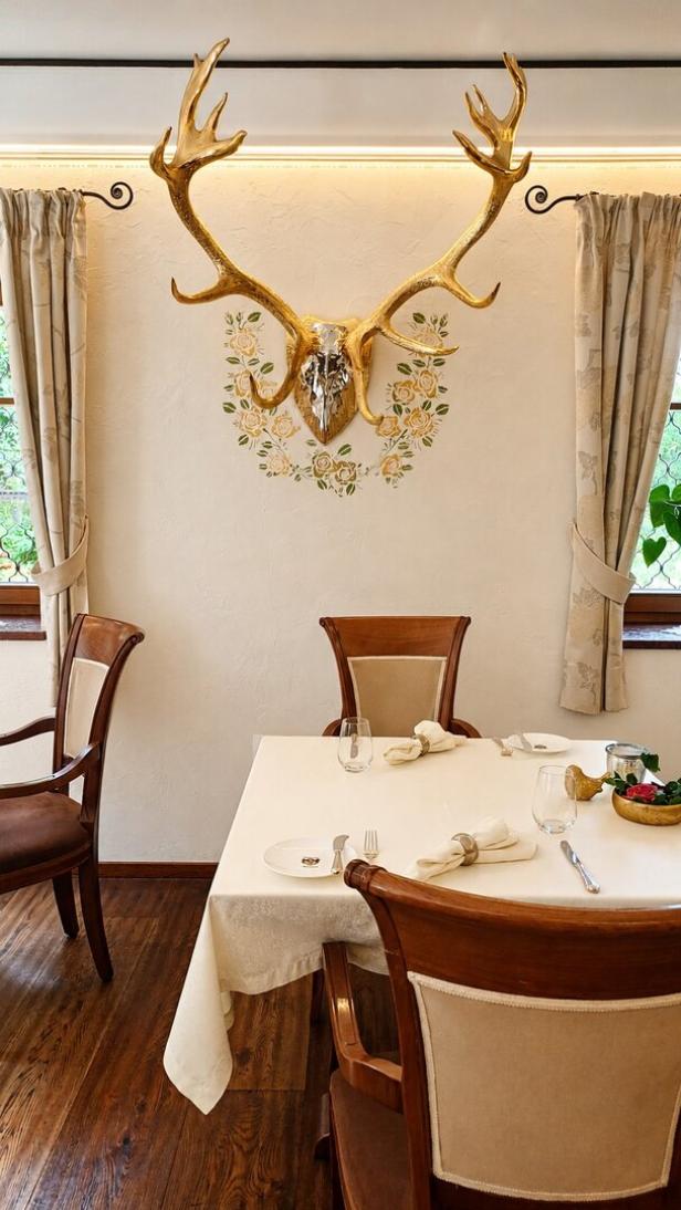 Ein Blickfang: der Goldene Hirsch von Liefering. 