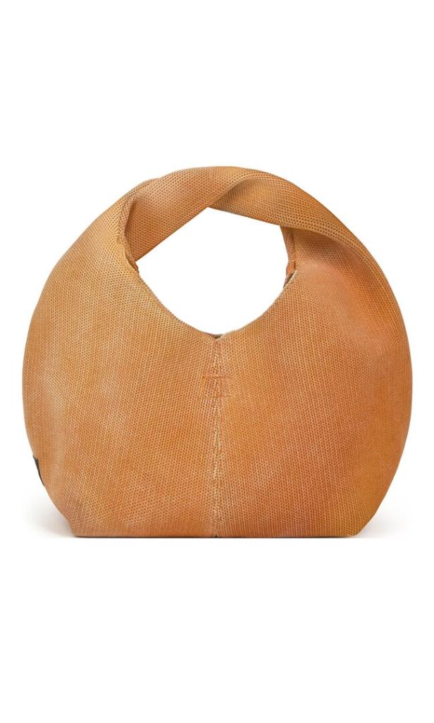 Eine hellbraune, halbmondförmige Handtasche mit einer markanten, in sich gedrehten Griffpartie vor weißem Hintergrund.