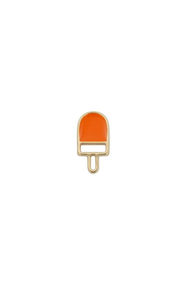 Eine goldfarbene Anstecknadel in Form eines orangefarbenen Eis am Stiel vor weißem Hintergrund.