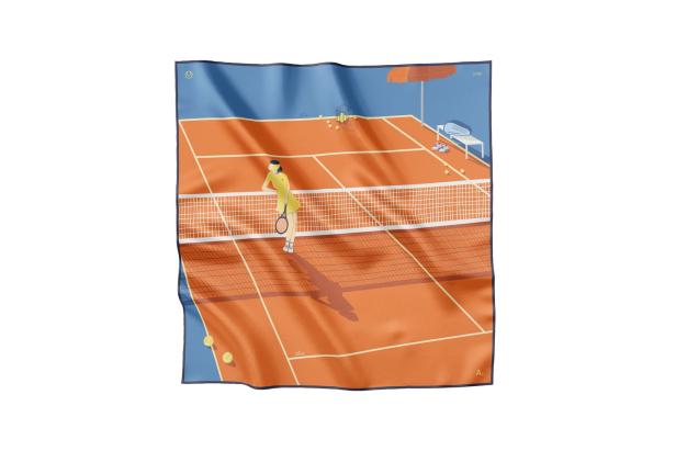 Ein Tuch mit einer Illustration einer Tennisspielerin auf einem orangefarbenen Platz mit Netz, Bällen und blauem Hintergrund.