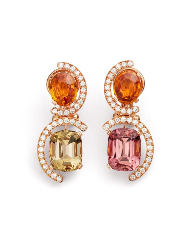 Zwei goldene Ohrstecker mit orangefarbenen, gelben und rosa Edelsteinen sowie funkelnden Diamantbögen.