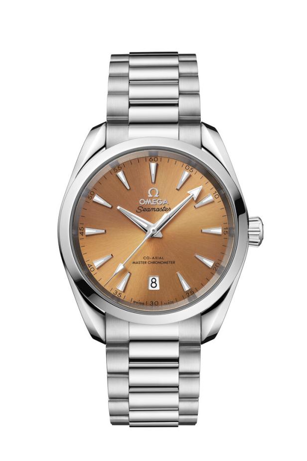 Silberne Omega Seamaster-Armbanduhr mit orangefarbenem Zifferblatt und Metallarmband auf weißem Hintergrund.