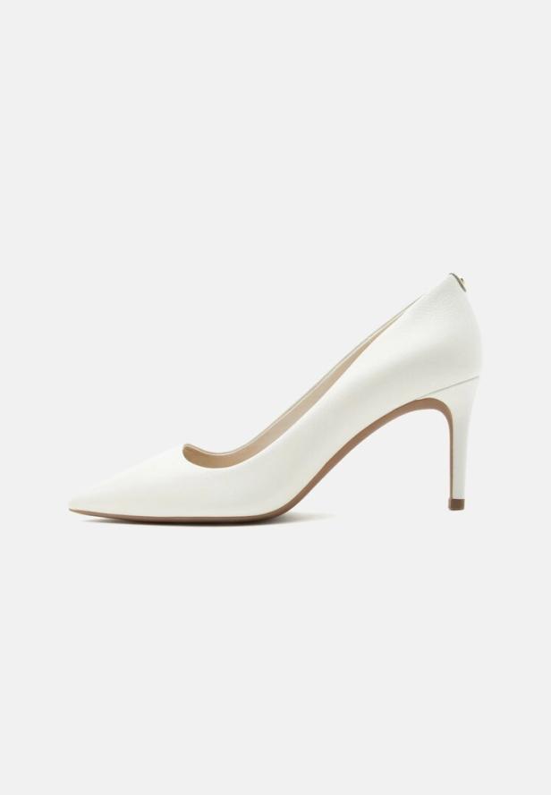 Weißer High Heel mit spitzer Kappe und dünnem Absatz auf hellem Hintergrund.