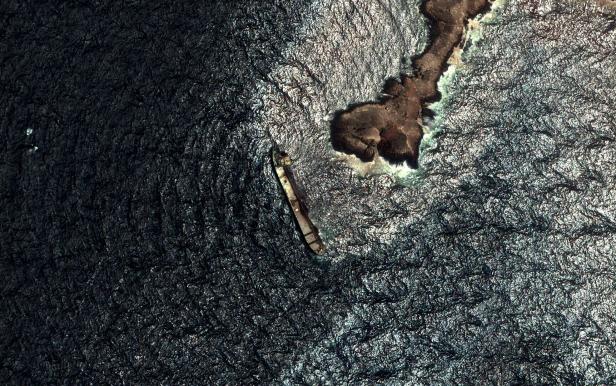 Satellite imagery shows damaged vessel Caroline Bezengi and oil slick off the Hallaniyat Islands