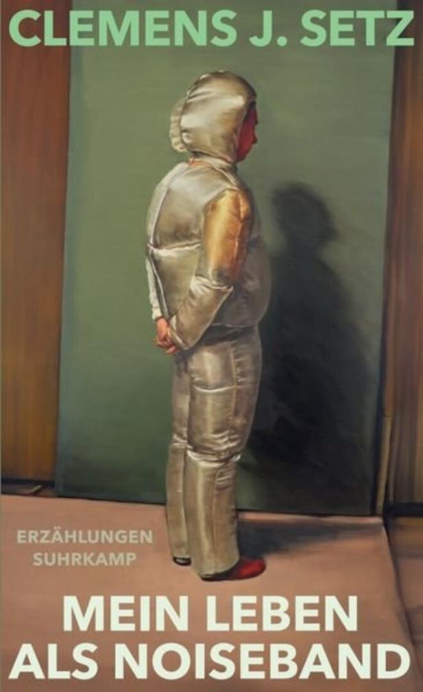 Buchcover von Clemens J. Setz mit dem Titel „Mein Leben als Noiseband“, das eine Person in einem silbernen Schutzanzug vor grünem Hintergrund zeigt.