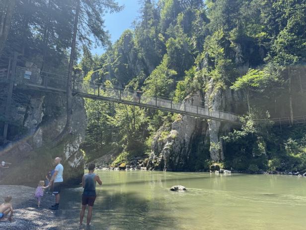 Der Name „Entenlochklamm“ kommt nicht von Enten, sondern aus dem Dialekt: entan Loch, also „hinter dem Loch“, lag und liegt das fremde Land. 