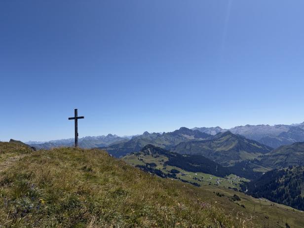 Eine Landschaft zum Verlieben: Der Hochblanken (oder Ragazer Blanken) liegt am Damülser Rundweg inmitten von Almen, Kühen und Blumenwiesen.