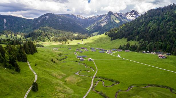  Viele Einheimische kommen einmal im Jahr in die pittoreske Vorsäßsiedlung  Schönenbach; nicht nur, aber schon auch wegen der grandiosen Käsknöpfle.
