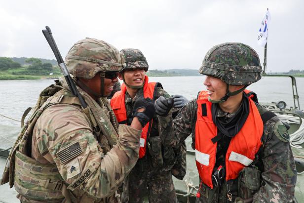 S. Korea and US joint river-crossing drill
