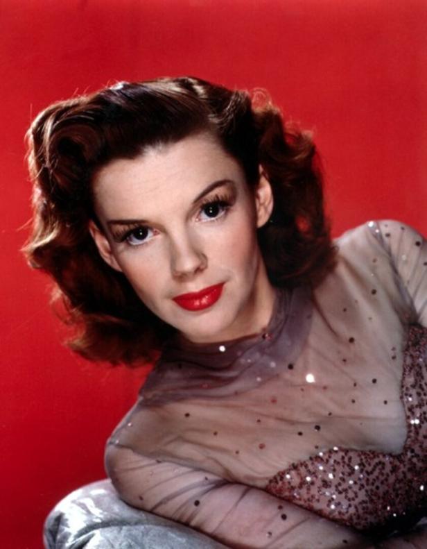 Judy Garland vor rotem Hintergrund