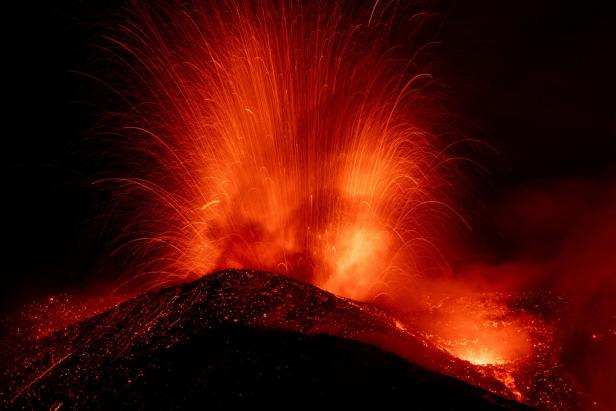 Mount Etna eruption disrupts Sicily air travel as hundreds of flights are cancelled or rerouted