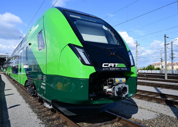 "PRÄSENTATION DES NEUEN CITY AIRPORT TRAIN UND DER 'CAT BY BUS'-FLOTTE"