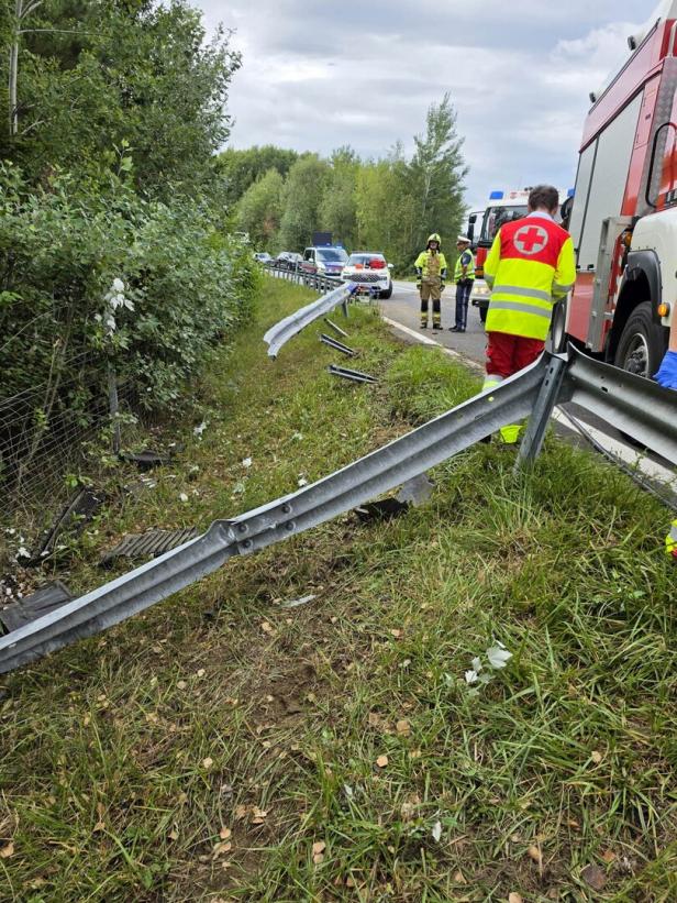 Rettungskräfte sichern eine beschädigte Leitplanke an der Straße.
