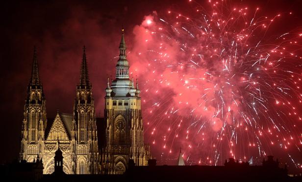 Rote Feuerwerkskörper erhellen den Himmel über der Prager Burg.