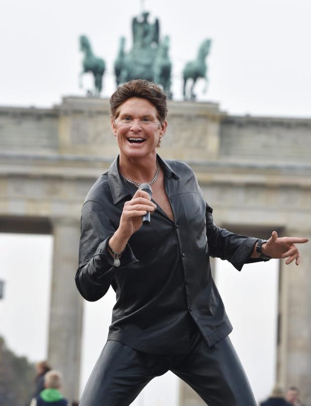 David Hasselhoff singt vor dem Brandenburger Tor in Berlin.