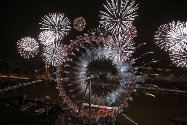 Feuerwerk über dem London Eye und der Themse in der Nacht.