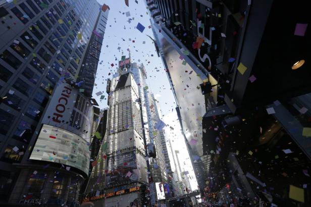 Konfetti fällt zwischen den Wolkenkratzern am Times Square in New York City.