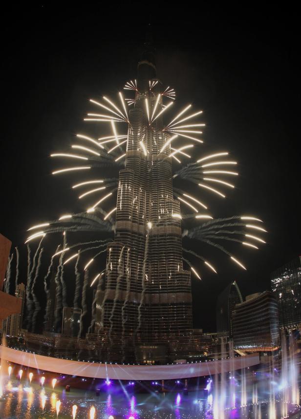 Feuerwerk erhellt den Burj Khalifa in Dubai.