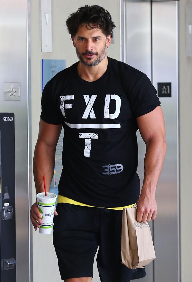 Joe Manganiello mit einem Getränk und einer Papiertüte in der Hand.