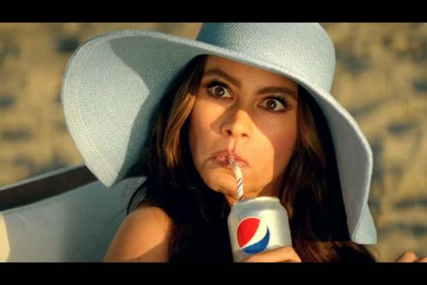 Sofia Vergara trinkt mit einem Strohhalm aus einer Pepsi-Dose.