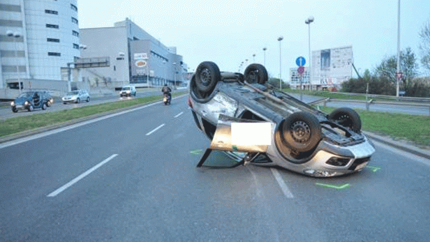 Blick auf die Unfallstelle auf der Wagramer Straße: Zwei Pkw waren in der Früh zusammengestoßen, ein Auto überschlug sich. Die Lenker wurden verletzt