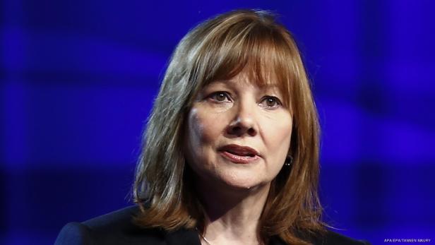 Mary Barra, CEO von General Motors, spricht vor einem blauen Hintergrund.
