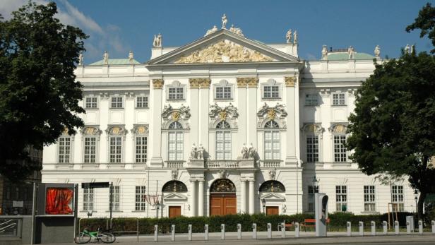 Das Palais Lobkowitz in Wien mit seiner weißen Fassade und den Statuen auf dem Dach.