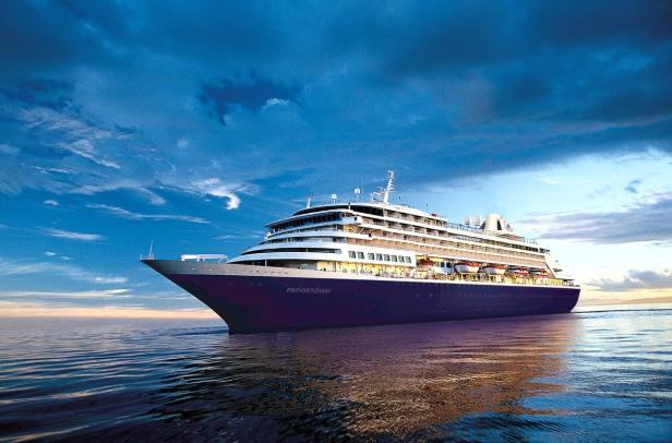 Das Kreuzfahrtschiff „Prinsendam“ fährt auf ruhigem Wasser unter einem bewölkten Himmel.