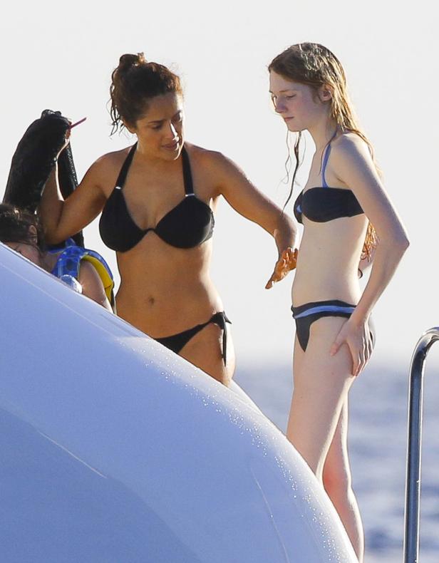 Salma Hayek und eine junge Frau stehen in Badebekleidung auf einem Boot.