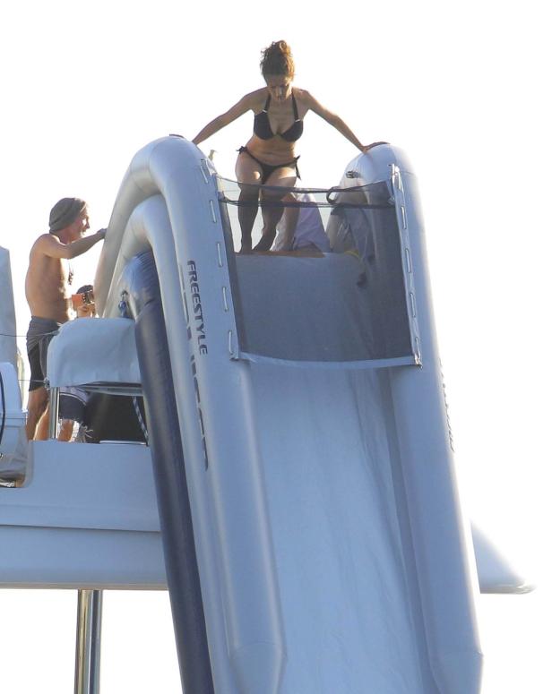 Salma Hayek steht auf einer Wasserrutsche auf einer Yacht.