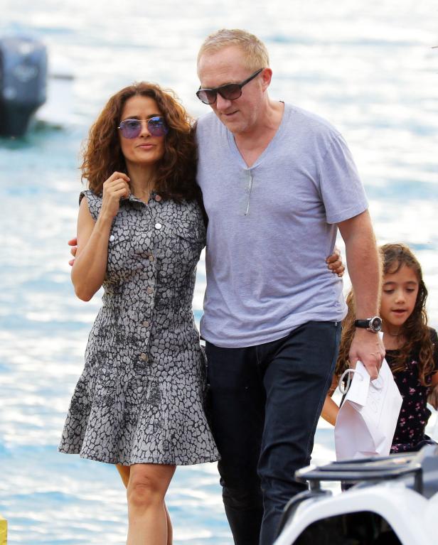 Salma Hayek mit Ehemann und Tochter bei einem Spaziergang.